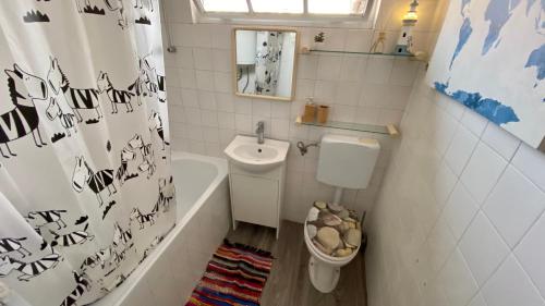 Apartment Carina في كوبر: حمام مع حوض ومرحاض وحوض استحمام