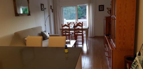 a kitchen and living room with a couch and chairs at Piso reformado a estrenar cerca playa y centro in Marbella