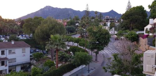 an aerial view of a city with mountains in the background at Piso reformado a estrenar cerca playa y centro in Marbella