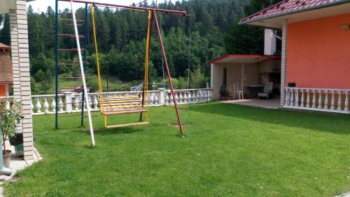 a swing in the yard of a house at Prenájom v súkromí Krompachy in Krompachy