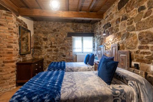 A bed or beds in a room at Floreu de Remis casa