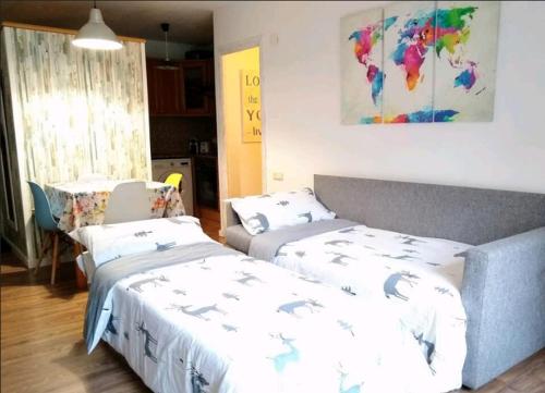 um quarto com duas camas e uma mesa em CHECK-IN CASAS La casa de Teresa em Benasque
