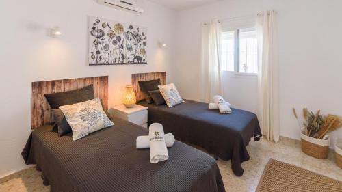 1 Schlafzimmer mit 2 Betten und einem Fenster in der Unterkunft Casa Los Pinos Torrox by Ruralidays in Torrox