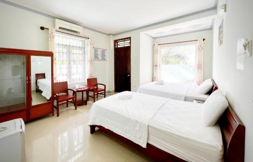 Giường trong phòng chung tại Tai Phong Tien Phu Quoc Hotel