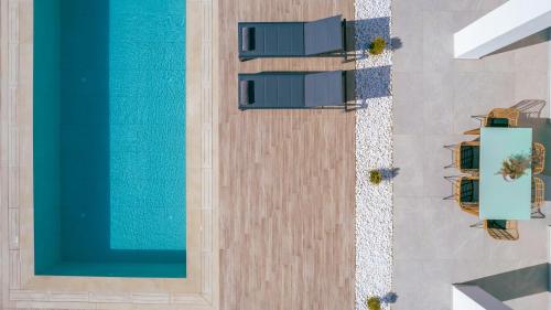 una vista aérea de una piscina con sillas junto a ella en Solis Ortus Villa! en Zakynthos