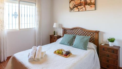 um quarto com uma cama com uma bandeja de frutas em Villa Manolo Torrox by Ruralidays em Torrox