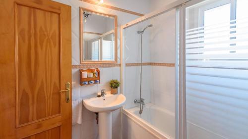 uma casa de banho com um lavatório e um chuveiro em Villa Manolo Torrox by Ruralidays em Torrox