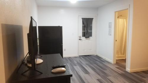 TV a/nebo společenská místnost v ubytování #4 NEW! Cozy Private Studio! Self CheckIn Studio Apt