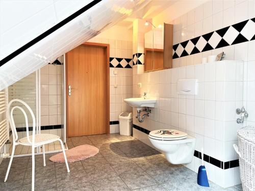 Bilik mandi di Silberseehaus in der Freizeitoase Mortka