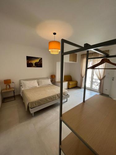 Un dormitorio con una cama y una lámpara. en B&B Casa Laforgia Soffio Mediterraneo, en Polignano a Mare