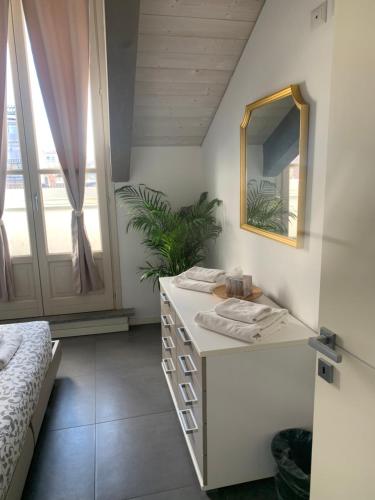 ein Bad mit einem Waschbecken und einem Spiegel in der Unterkunft Nonno Pinin in Turin