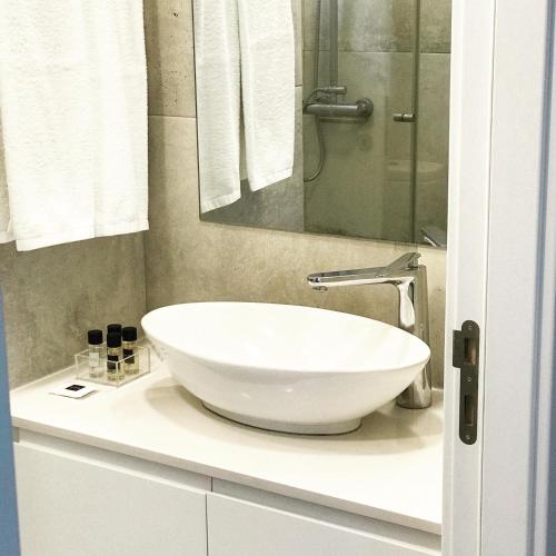 a bathroom with a large white bowl sink on a counter at Country House Villas Santarém in Santarém
