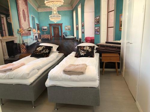 2 Betten in einem Zimmer mit Klavier in der Unterkunft Studio in the center with free private parking in Kemi