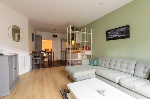 un salon avec un canapé et une table dans l'établissement LES VOÛTES DE SATURNIN, à Saint-Saturnin