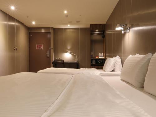 a large white bed in a hotel room at Hotel Relax I in Taipei