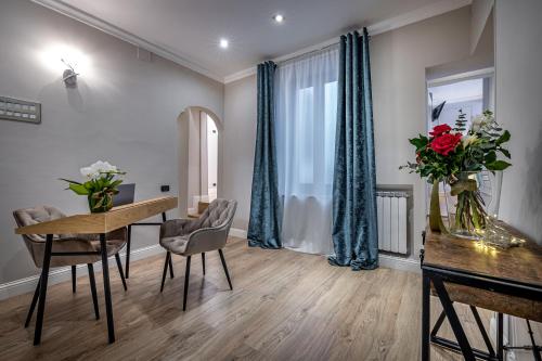 een eetkamer met een tafel en stoelen en een raam bij Boutique Hotel Borgo in Florence