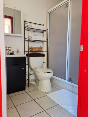 uma casa de banho com um WC e um chuveiro em VERY SECURED HOUSE 7 MINUTES FROM THE BEACH em Puerto Peñasco