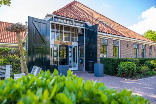 ein Gebäude mit einer großen Glastür davor in der Unterkunft EuroParcs Buitenhuizen in Velsen-Zuid