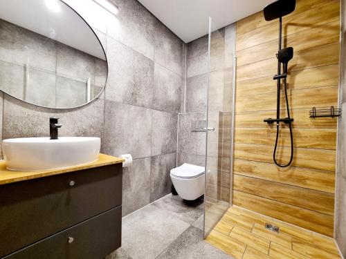 Ένα μπάνιο στο Lovely new 2-bedroom EV friendly apartment