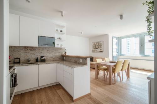 Kuchyň nebo kuchyňský kout v ubytování Palace Apartment by Quokka 360 - 2 minutes from Lugano Lido
