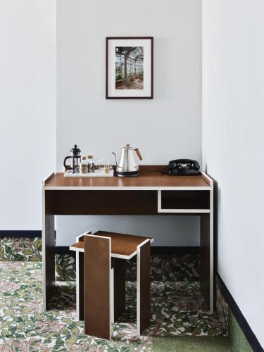 a desk with a tea kettle on top of it at Hôtel Rosalie in Paris