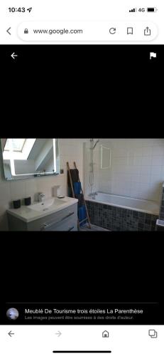 W łazience znajduje się wanna, umywalka i lustro. w obiekcie La Parenthèse w mieście Chablis