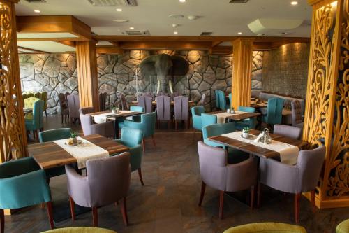 Un restaurante u otro lugar para comer en Zoo Misic Prenoćište