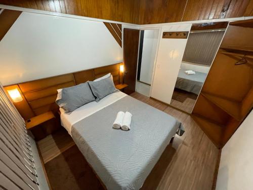 een kleine slaapkamer met een bed met twee handdoeken erop bij Residencia Hencke Haus in Canela