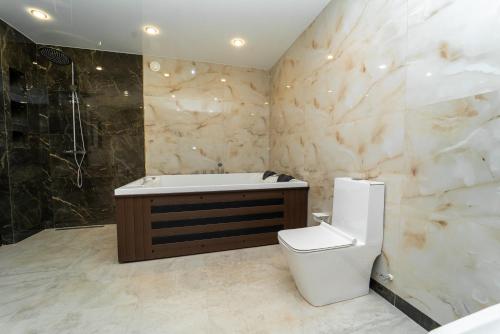 Ett badrum på Shohjahon Palace Hotel & Spa
