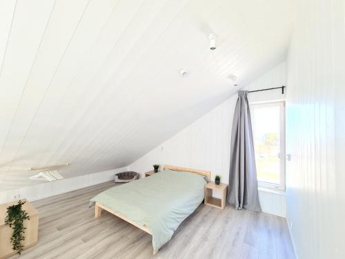 Ένα ή περισσότερα κρεβάτια σε δωμάτιο στο Lovely new 2-bedroom EV friendly apartment