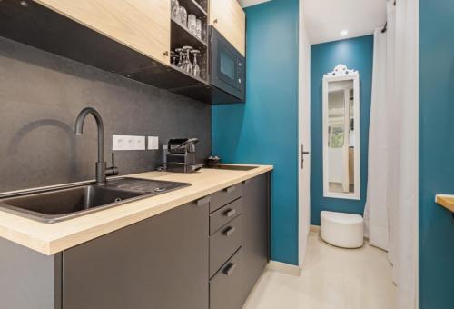 Il comprend une cuisine avec un lavabo et des toilettes. dans l'établissement La Belle Vie - village naturiste PN4, au Cap d'Agde