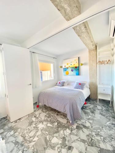 Ένα ή περισσότερα κρεβάτια σε δωμάτιο στο Apartamento centro de Dénia 1ra linea, vistas puerto y mar