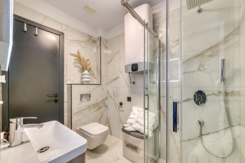 Kúpeľňa v ubytovaní Apartment One B with Heated Private pool