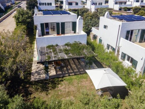 an aerial view of a house with an umbrella at Biniancolla Ginesta in Biniancolla