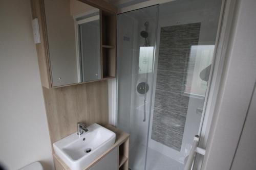 A bathroom at Luxury 2 bedroom caravan in stunning location