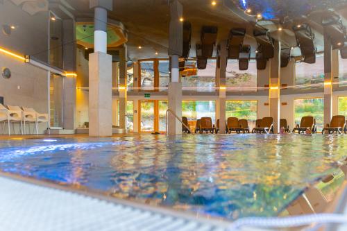 สระว่ายน้ำที่อยู่ใกล้ ๆ หรือใน Hotel Schöne Aussicht