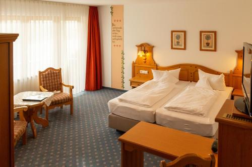 Postel nebo postele na pokoji v ubytování Hotel Schöne Aussicht