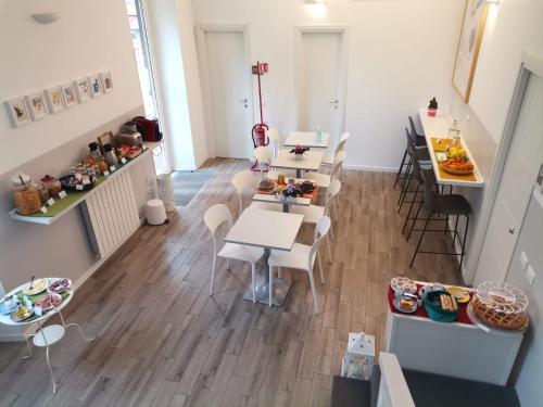 an overhead view of a room with tables and chairs at Il B&B della Mamma in Rome