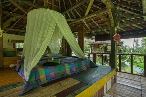 Tepi Sawah Lodge & Retreat tesisinde bir odada yatak veya yataklar