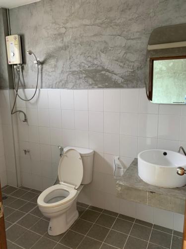 łazienka z toaletą i umywalką w obiekcie 168Pattana w mieście Ban Nong Pho