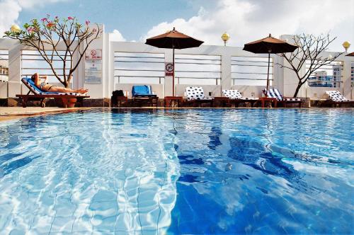 Bazén v ubytování Zenith Sukhumvit Hotel nebo v jeho okolí