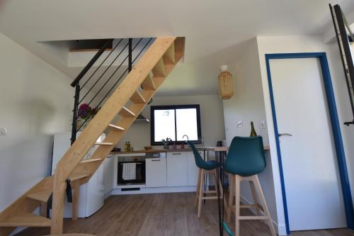 une cuisine et un escalier dans une petite maison dans l'établissement Penty morgat, à Crozon