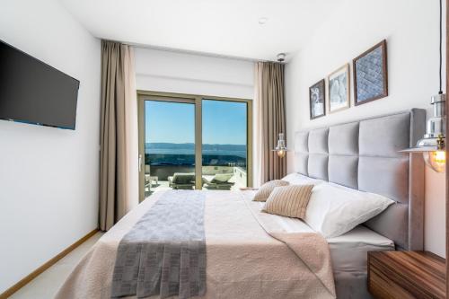 Posteľ alebo postele v izbe v ubytovaní Seaview Villa BLUE LAGOON with private pool, jacuzzi, media room, 6 bedrooms, beach 70m