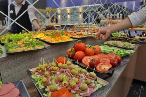 una linea a buffet con molti tipi diversi di cibo di SWEET HOME SUiTE HOTEL a Trabzon