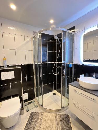 une salle de bain avec une douche, des toilettes et un lavabo dans l'établissement Maryline by Welcome to Cannes, à Cannes