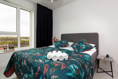 sypialnia z łóżkiem z 3 białymi miskami w obiekcie SOHO 18 Apartment by Renters Prestige w Warszawie