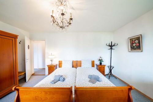Postel nebo postele na pokoji v ubytování Ground Floor Rooms with Stunning Lake View & Garden Access