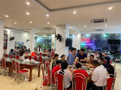 Phú Vinh Hotel 레스토랑 또는 맛집