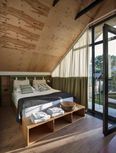 Un dormitorio con una cama grande con techo de madera. en Major's House Hotel, en Estepanavan