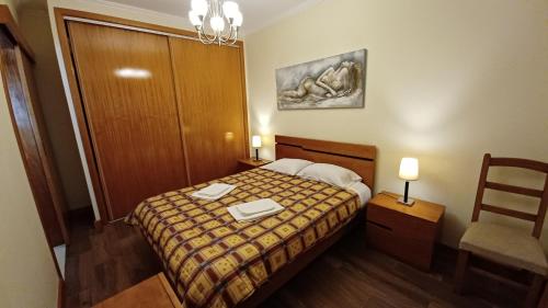 Habitación de hotel con cama y silla en Dona Matilde, en Ponta Delgada